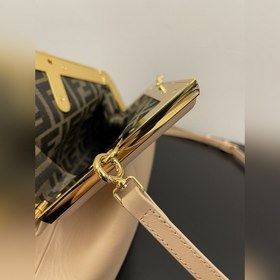 FENDI First маленькая сумка, светло-розовый Изготовлена из мягкой