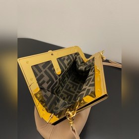 FENDI First маленькая сумка, светло-розовый Изготовлена из мягкой