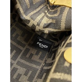 FENDI First маленькая сумка, светло-розовый Изготовлена из мягкой