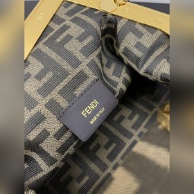 FENDI First маленькая сумка, светло-розовый Изготовлена из мягкой