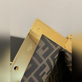 Средняя сумка FENDI First Черный Мягкая черная кожа наппа, фиксир