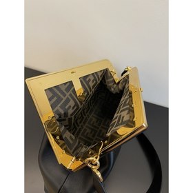 Средняя сумка FENDI First Черный Мягкая черная кожа наппа, фиксир