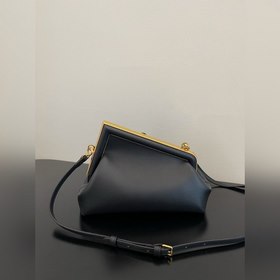 FENDI First маленькая сумка черного цвета Изготовлена из мягкой 