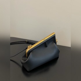 FENDI First маленькая сумка черного цвета Изготовлена из мягкой 