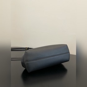 FENDI First маленькая сумка черного цвета Изготовлена из мягкой 