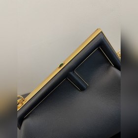 FENDI First маленькая сумка черного цвета Изготовлена из мягкой 