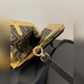 FENDI First маленькая сумка черного цвета Изготовлена из мягкой 