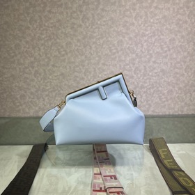 Сумка FENDI First среднего размера, светло-голубая Мягкая светло-
