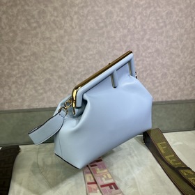Сумка FENDI First среднего размера, светло-голубая Мягкая светло-