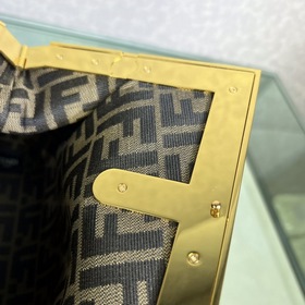 Сумка FENDI First среднего размера, красная Мягкая кожа наппа кра