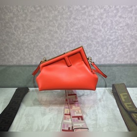 FENDI First маленькая сумка красная Изготовлена из мягкой кожи на