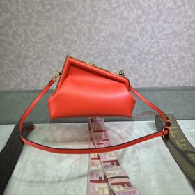 FENDI First маленькая сумка красная Изготовлена из мягкой кожи на