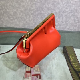 FENDI First маленькая сумка красная Изготовлена из мягкой кожи на