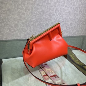 FENDI First маленькая сумка красная Изготовлена из мягкой кожи на