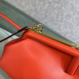 FENDI First маленькая сумка красная Изготовлена из мягкой кожи на