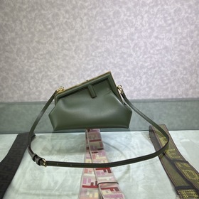 FENDI First маленькая сумка темно-зеленая Изготовлена из мягкой к