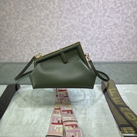 FENDI First маленькая сумка темно-зеленая Изготовлена из мягкой к