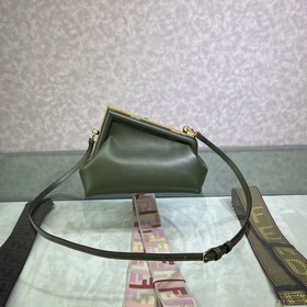 FENDI First маленькая сумка темно-зеленая Изготовлена из мягкой к