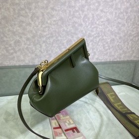 FENDI First маленькая сумка темно-зеленая Изготовлена из мягкой к