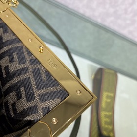 FENDI First маленькая сумка темно-зеленая Изготовлена из мягкой к