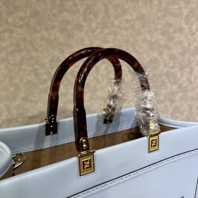 Сумка FENDI Sunshine среднего размера из светло-голубой кожи Изг