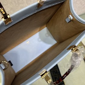 Сумка FENDI Sunshine среднего размера из светло-голубой кожи Изг