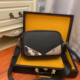 Fendi - небольшая сумка через плечо из импортной телячьей кожи, а