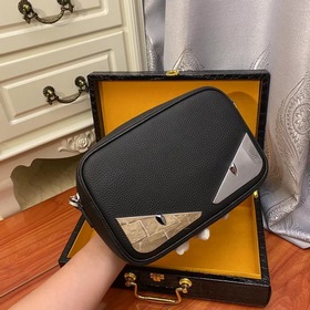 Fendi - небольшая сумка через плечо из импортной телячьей кожи, а