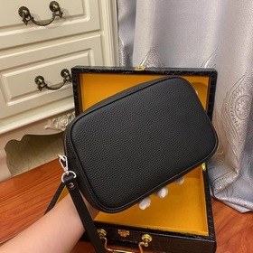 Fendi - небольшая сумка через плечо из импортной телячьей кожи, а
