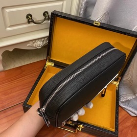 Fendi - небольшая сумка через плечо из импортной телячьей кожи, а
