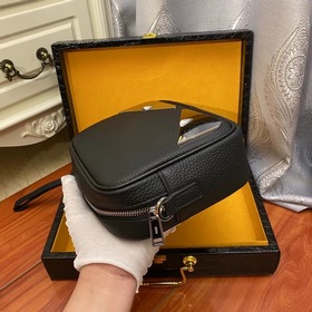 Fendi - небольшая сумка через плечо из импортной телячьей кожи, а
