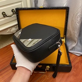 Fendi - небольшая сумка через плечо из импортной телячьей кожи, а
