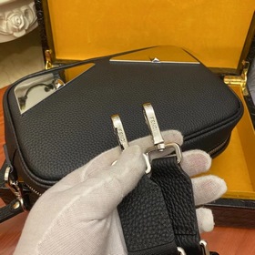 Fendi - небольшая сумка через плечо из импортной телячьей кожи, а