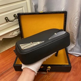 Fendi - небольшая сумка через плечо из импортной телячьей кожи, а