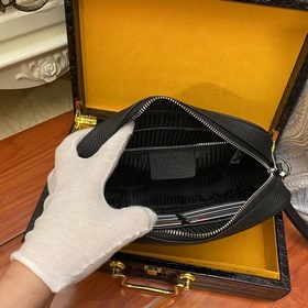 Fendi - небольшая сумка через плечо из импортной телячьей кожи, а