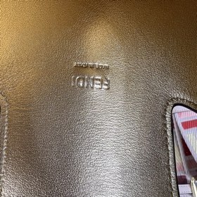Мини-сумка FENDI Cookie в форме полумесяца Изготовлена из белой 