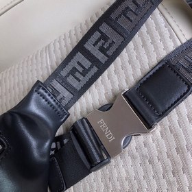 Fendi Модель A08696 Поясная сумка Эта модель изготовлена из импор