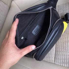 Fendi Модель A08696 Поясная сумка Эта модель изготовлена из импор