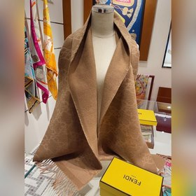 FENDI Новый шарф FENDI с очень нежным и элегантным двусторонним 