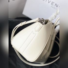 Givenchy Классическая сумка из кожи Antignoa Артикул 19901150 Из