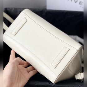 Givenchy Классическая сумка из кожи Antignoa Артикул 19901150 Из