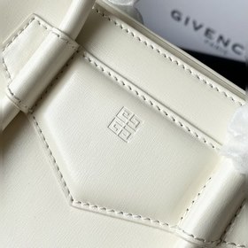 Givenchy Классическая сумка из кожи Antignoa Артикул 19901150 Из
