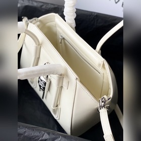 Givenchy Классическая сумка из кожи Antignoa Артикул 19901150 Из