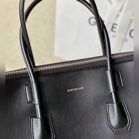Сумка-тоут Givenchy Antigona sport  Изготовлена вручную из кожи 