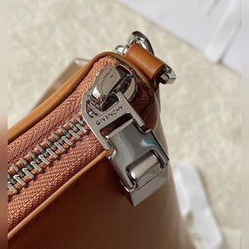 Сумка Givenchy Antigona sport  Изготовлена вручную из кожи телен