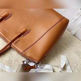 Сумка Givenchy Antigona sport  Изготовлена вручную из кожи телен