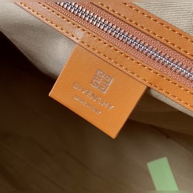 Сумка Givenchy Antigona sport  Изготовлена вручную из кожи телен