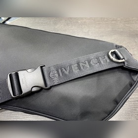GIVENCHY Поясная сумка/сумка на грудь Изготовлена из нейлоновой 