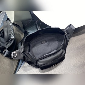 GIVENCHY Поясная сумка/сумка на грудь Изготовлена из нейлоновой 