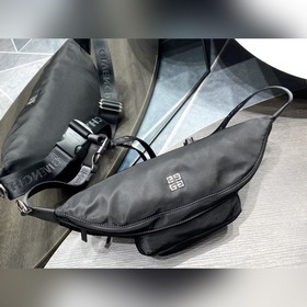 GIVENCHY Поясная сумка/сумка на грудь Изготовлена из нейлоновой